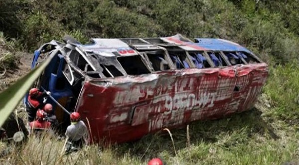 В Непале автобус с 40 пассажирами сорвался в пропасть